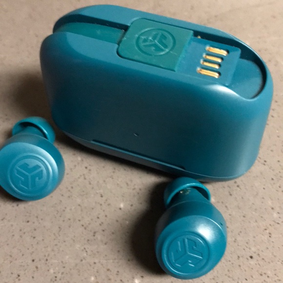 JBL wireless Bluetooth ear pods with built in charger - Picture 3 of 4